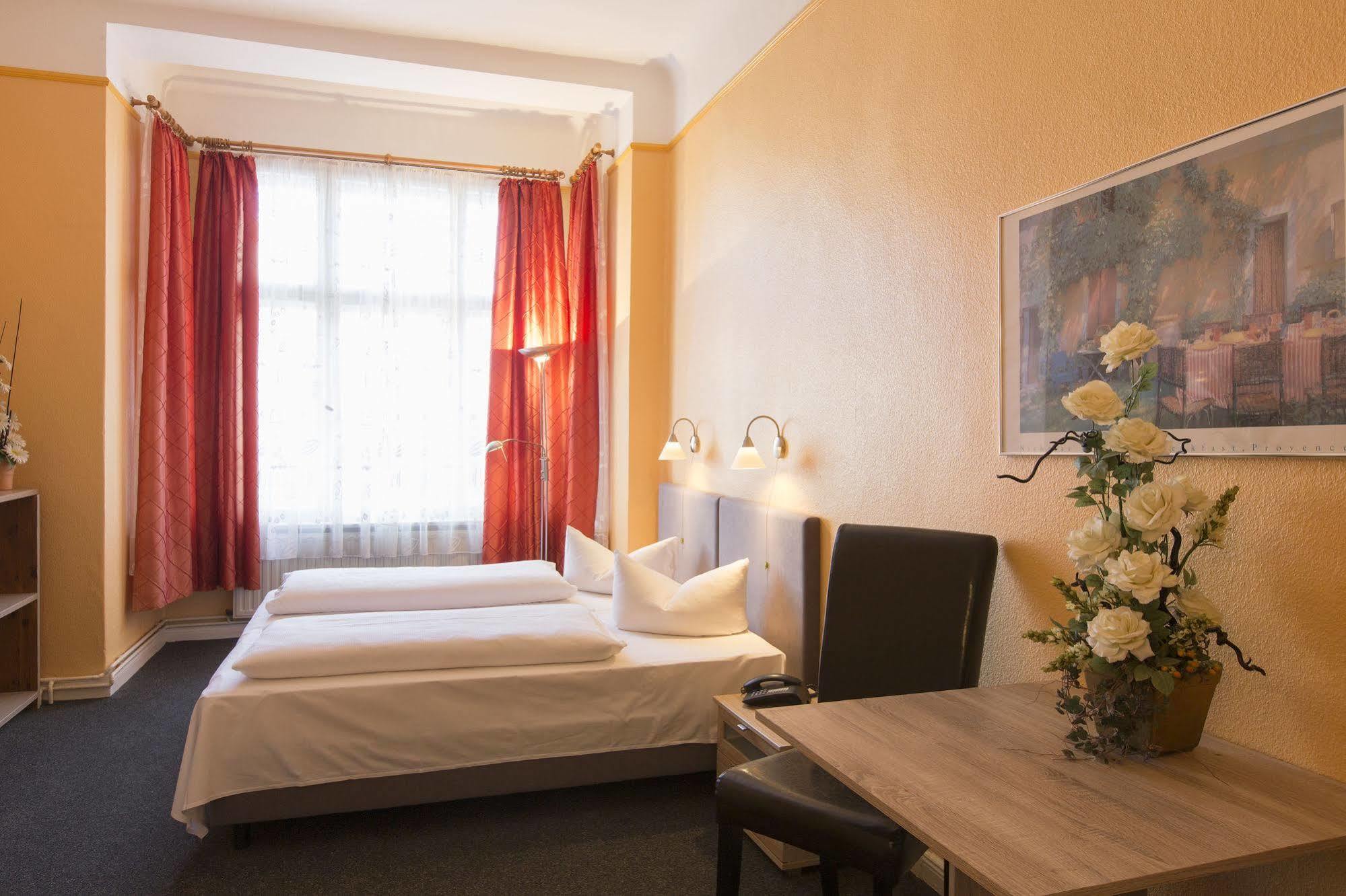 Hotel Am Hermannplatz Berlim Exterior foto